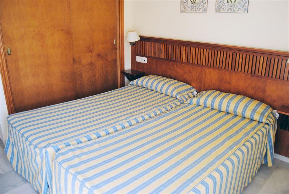 Apartamentos Turisticos Anoreta Rincón de la Victoria Exteriör bild
