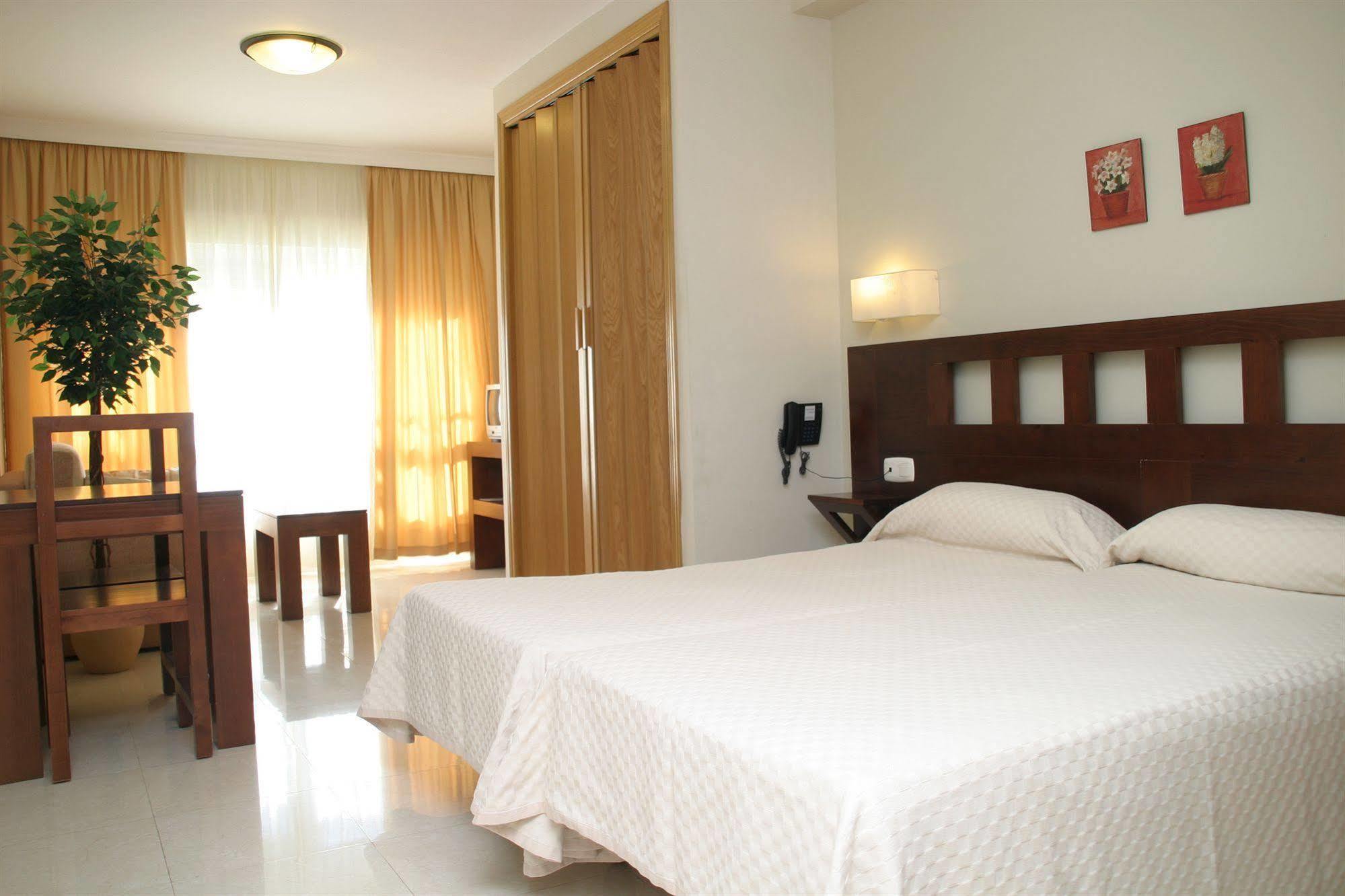 Apartamentos Turisticos Anoreta Rincón de la Victoria Exteriör bild