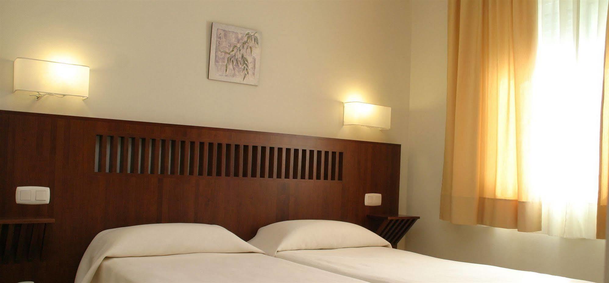 Apartamentos Turisticos Anoreta Rincón de la Victoria Exteriör bild