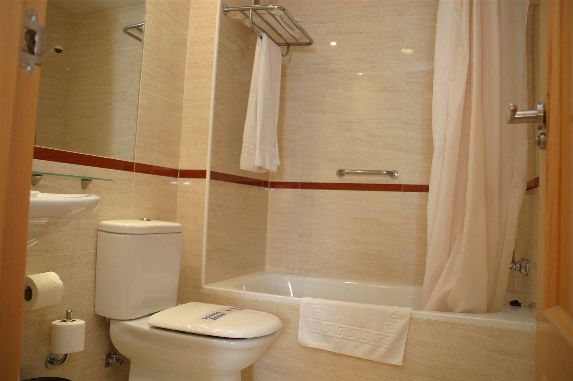 Apartamentos Turisticos Anoreta Rincón de la Victoria Exteriör bild